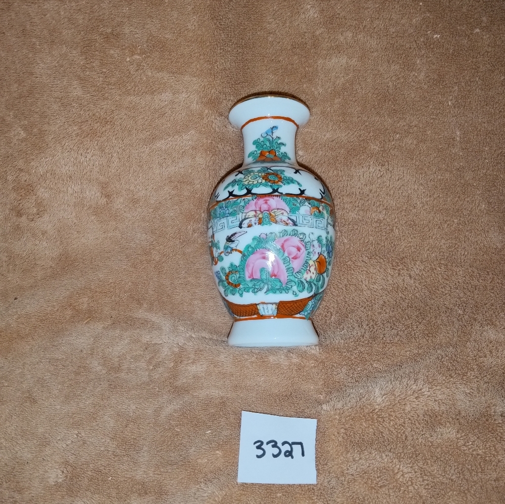 Hong Kong Collectible Vase #3327